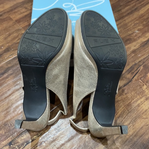 Life Stride sz 9 gold heels - Picture 4 of 5